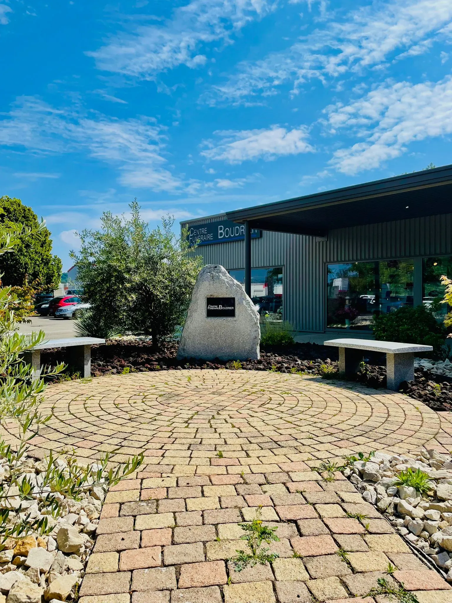 Entrée du Centre Funéraire Boudrier avec stèle et jardin paysager
