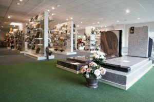 fleurs dans un vase dans un cimetiere