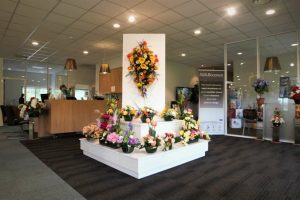 fleurs dans un vase dans un cimetiere