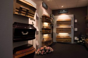 fleurs dans un vase dans un cimetiere