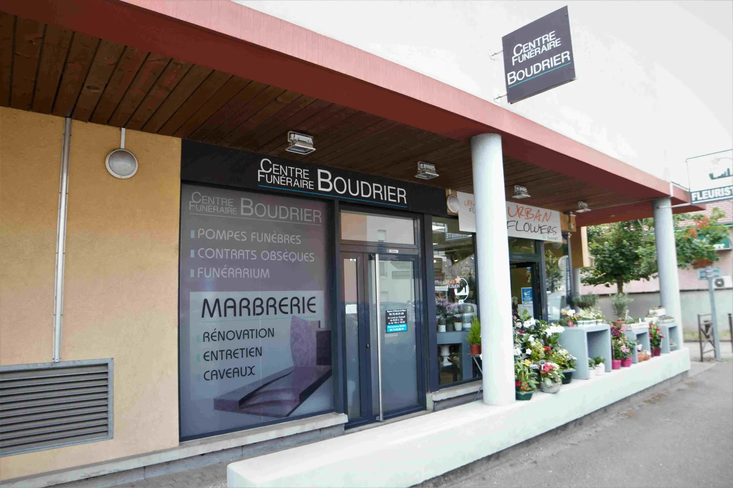 Devanture de l'agence du Centre Funéraire Boudrier avec vitrine et enseigne.
