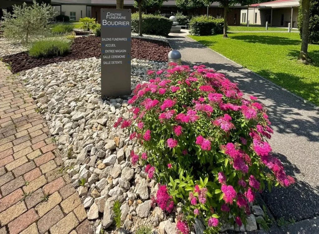 Signalétique extérieure et jardin fleuri de l'accès au Centre Funéraire Boudrier.